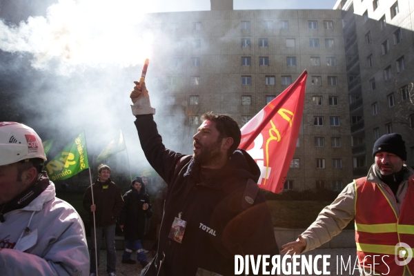 Rassemblement devant le siège de Total.