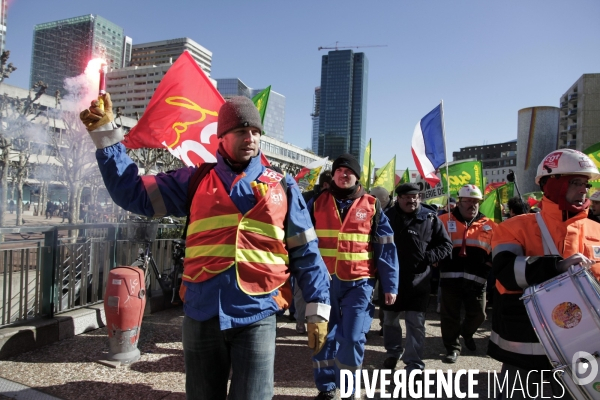 Rassemblement devant le siège de Total.