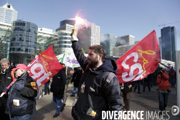Rassemblement devant le siège de Total.
