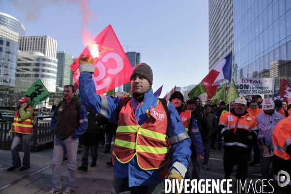 Rassemblement devant le siège de Total.