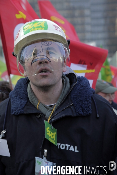 Rassemblement devant le siège de Total.