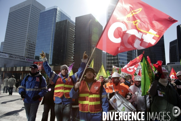 Rassemblement devant le siège de Total.