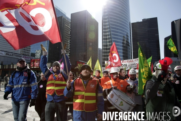 Rassemblement devant le siège de Total.