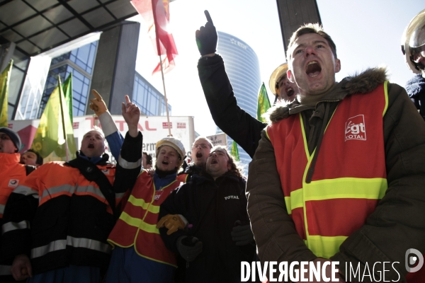 Rassemblement devant le siège de Total.