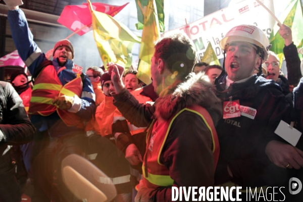 Rassemblement devant le siège de Total.