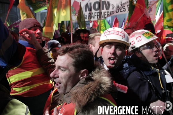 Rassemblement devant le siège de Total.