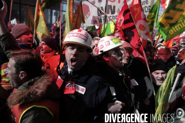 Rassemblement devant le siège de Total.