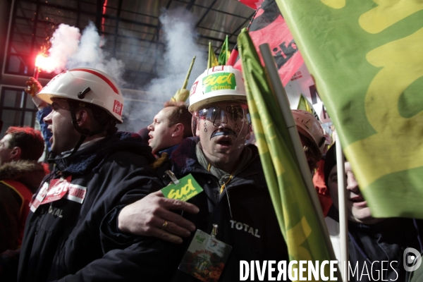 Rassemblement devant le siège de Total.