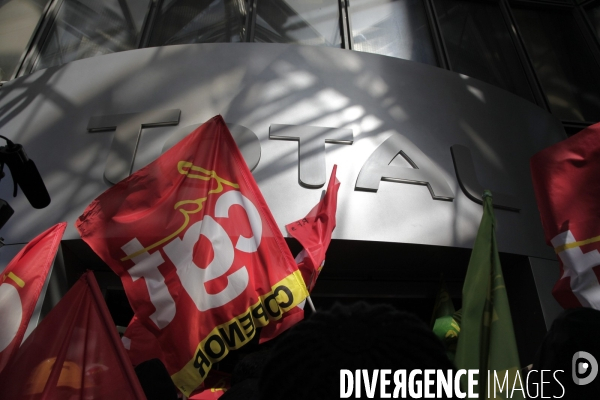 Rassemblement devant le siège de Total.