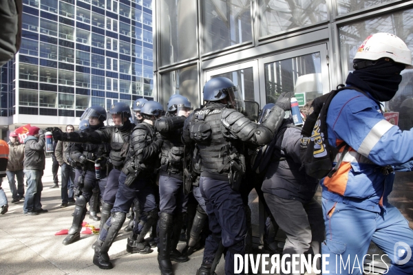 Rassemblement devant le siège de Total.