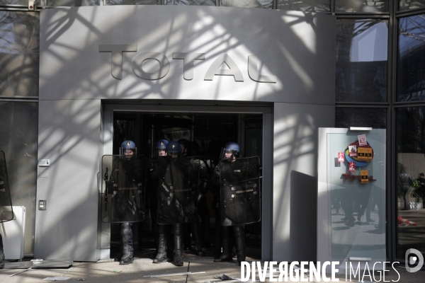 Rassemblement devant le siège de Total.