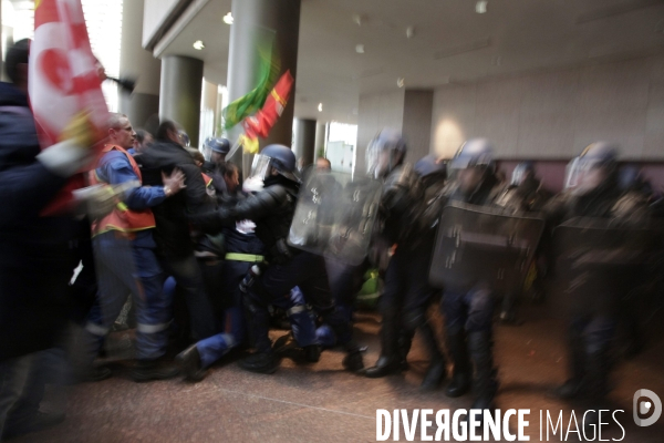Rassemblement devant le siège de Total.