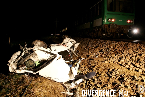 Collision entre un train et une voiture a hauteur d   un passage a niveau non protege .