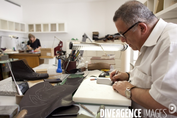 Le groupe LVMH va ouvrir ses ateliers du luxe aux visiteurs. Ici, les ateliers de fabrication manuelle des chaussures Berluti.