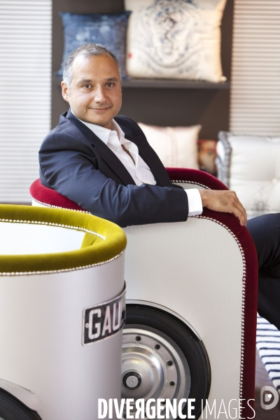 Gilles BONON, le PDG de Roche-Bobois, dans le fauteuil  Ben-Hur , dessiné par Jean-Paul Gaultier