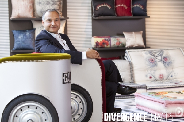 Gilles BONON, le PDG de Roche-Bobois, dans le fauteuil  Ben-Hur , dessiné par Jean-Paul Gaultier