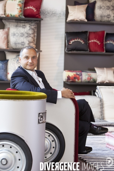 Gilles BONON, le PDG de Roche-Bobois, dans le fauteuil  Ben-Hur , dessiné par Jean-Paul Gaultier