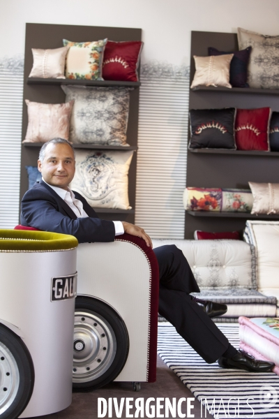 Gilles BONON, le PDG de Roche-Bobois, dans le fauteuil  Ben-Hur , dessiné par Jean-Paul Gaultier