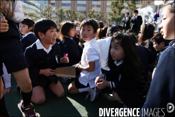 Exercice en cas séisme dans une école de Tokyo / Tokyo s school training in case of earthquake