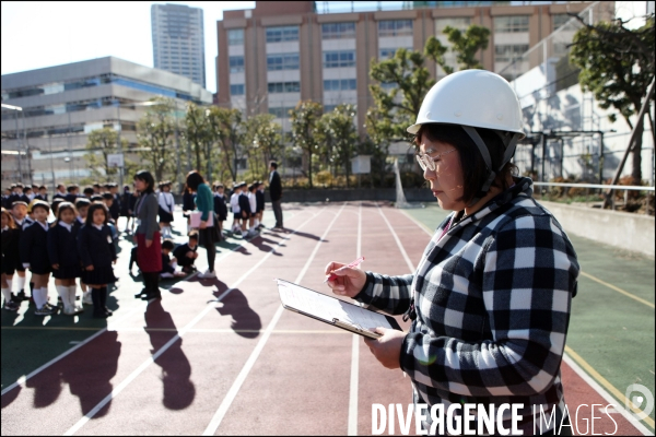 Exercice en cas séisme dans une école de Tokyo / Tokyo s school training in case of earthquake