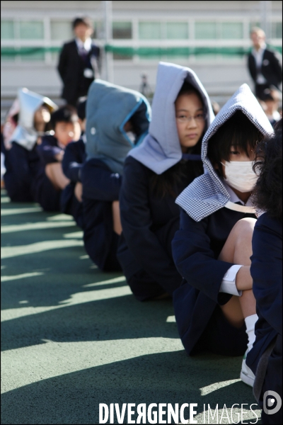 Exercice en cas séisme dans une école de Tokyo / Tokyo s school training in case of earthquake