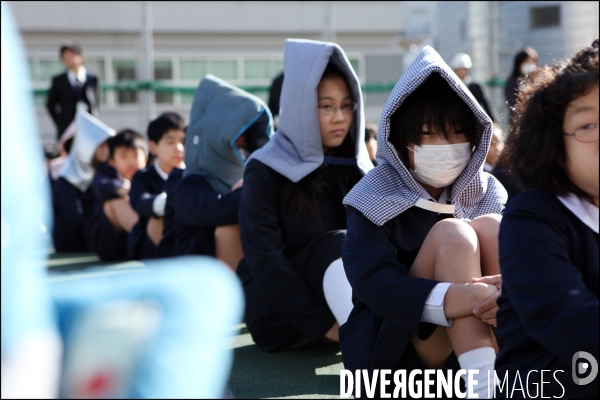 Exercice en cas séisme dans une école de Tokyo / Tokyo s school training in case of earthquake