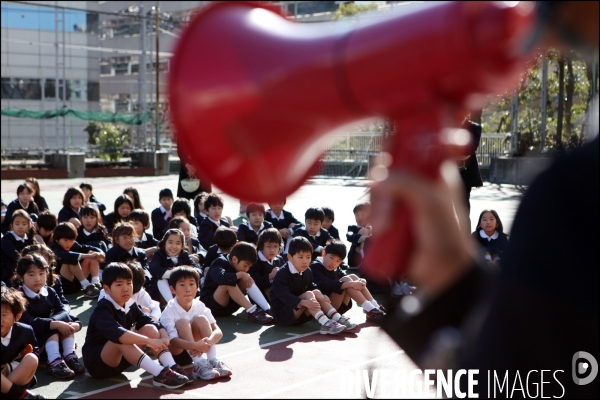 Exercice en cas séisme dans une école de Tokyo / Tokyo s school training in case of earthquake