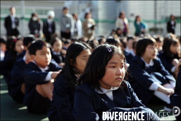 Exercice en cas séisme dans une école de Tokyo / Tokyo s school training in case of earthquake