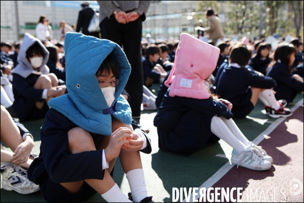 Exercice en cas séisme dans une école de Tokyo / Tokyo s school training in case of earthquake