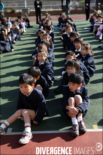 Exercice en cas séisme dans une école de Tokyo / Tokyo s school training in case of earthquake