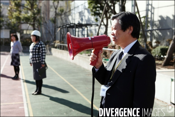 Exercice en cas séisme dans une école de Tokyo / Tokyo s school training in case of earthquake