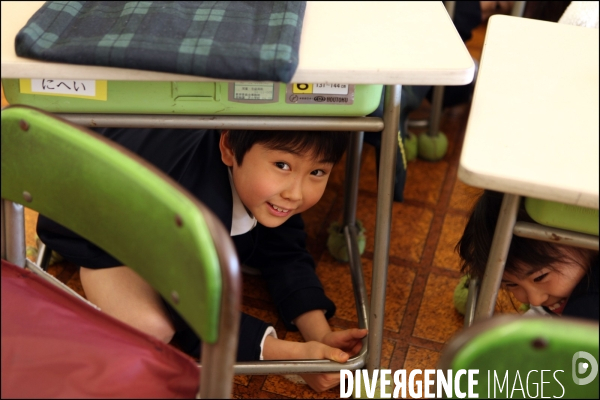 Exercice en cas séisme dans une école de Tokyo / Tokyo s school training in case of earthquake
