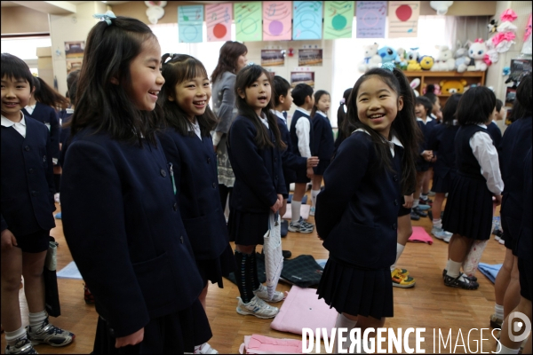 Exercice en cas séisme dans une école de Tokyo / Tokyo s school training in case of earthquake