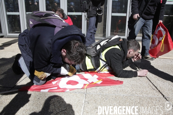 Rassemblement devant le siège de Total.