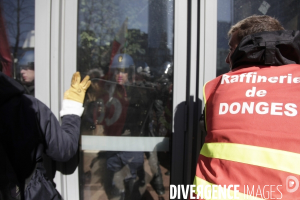Rassemblement devant le siège de Total.