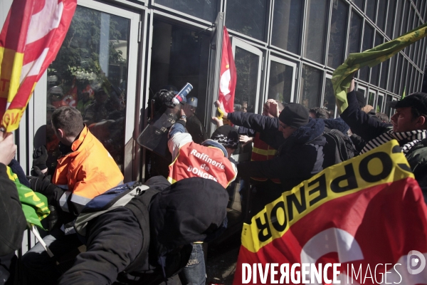 Rassemblement devant le siège de Total.