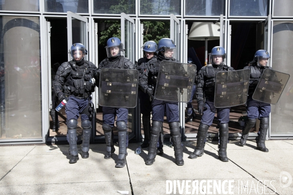 Rassemblement devant le siège de Total.