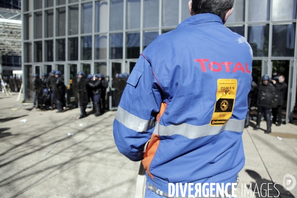 Rassemblement devant le siège de Total.