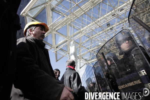 Rassemblement devant le siège de Total.