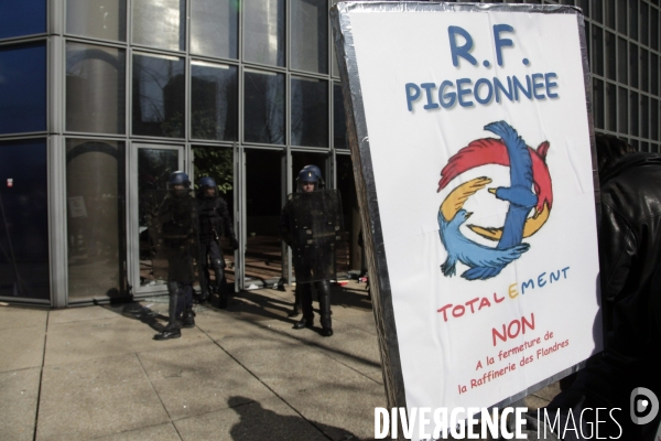 Rassemblement devant le siège de Total.