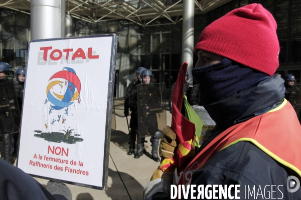 Rassemblement devant le siège de Total.