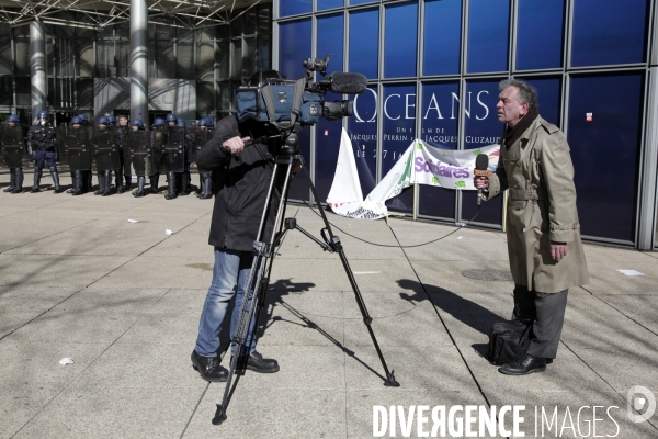 Rassemblement devant le siège de Total.