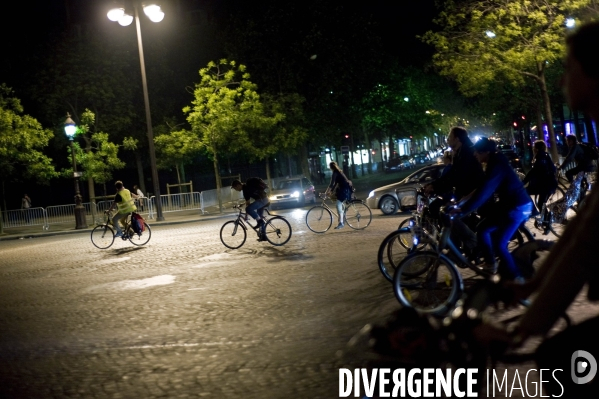 Vélorution la nuit à Paris