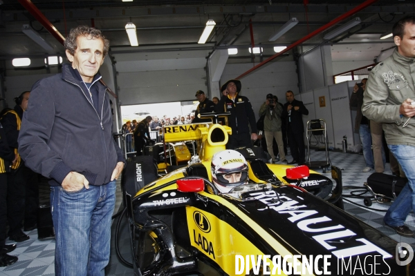 Nicolas Prost pilote une Formule un devant son père.