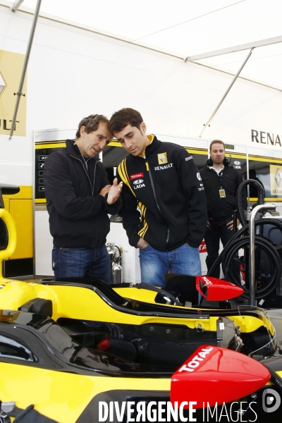 Nicolas Prost pilote une Formule un devant son père.