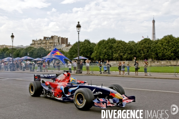Sébastien BOURDAIS dans les rues de Paris en F1.