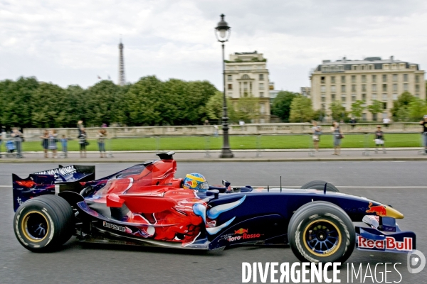Sébastien BOURDAIS dans les rues de Paris en F1.