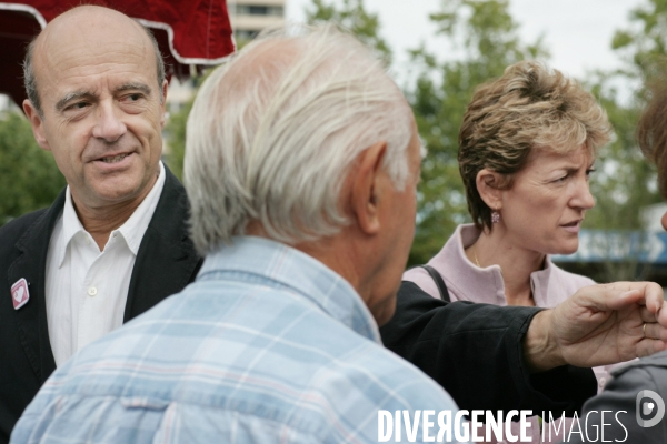 Alain Juppé en campagne pour reconquérir la mairie de Bordeaux