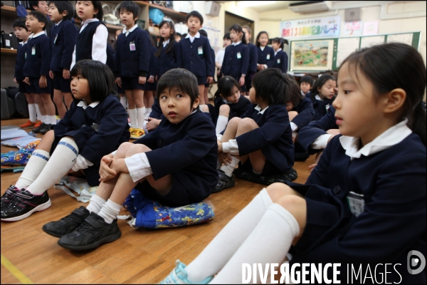 Exercice en cas séisme dans une école de Tokyo / Tokyo s school training in case of earthquake