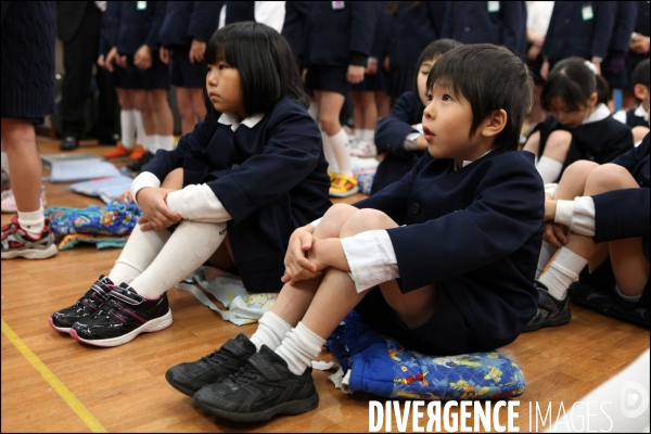 Exercice en cas séisme dans une école de Tokyo / Tokyo s school training in case of earthquake